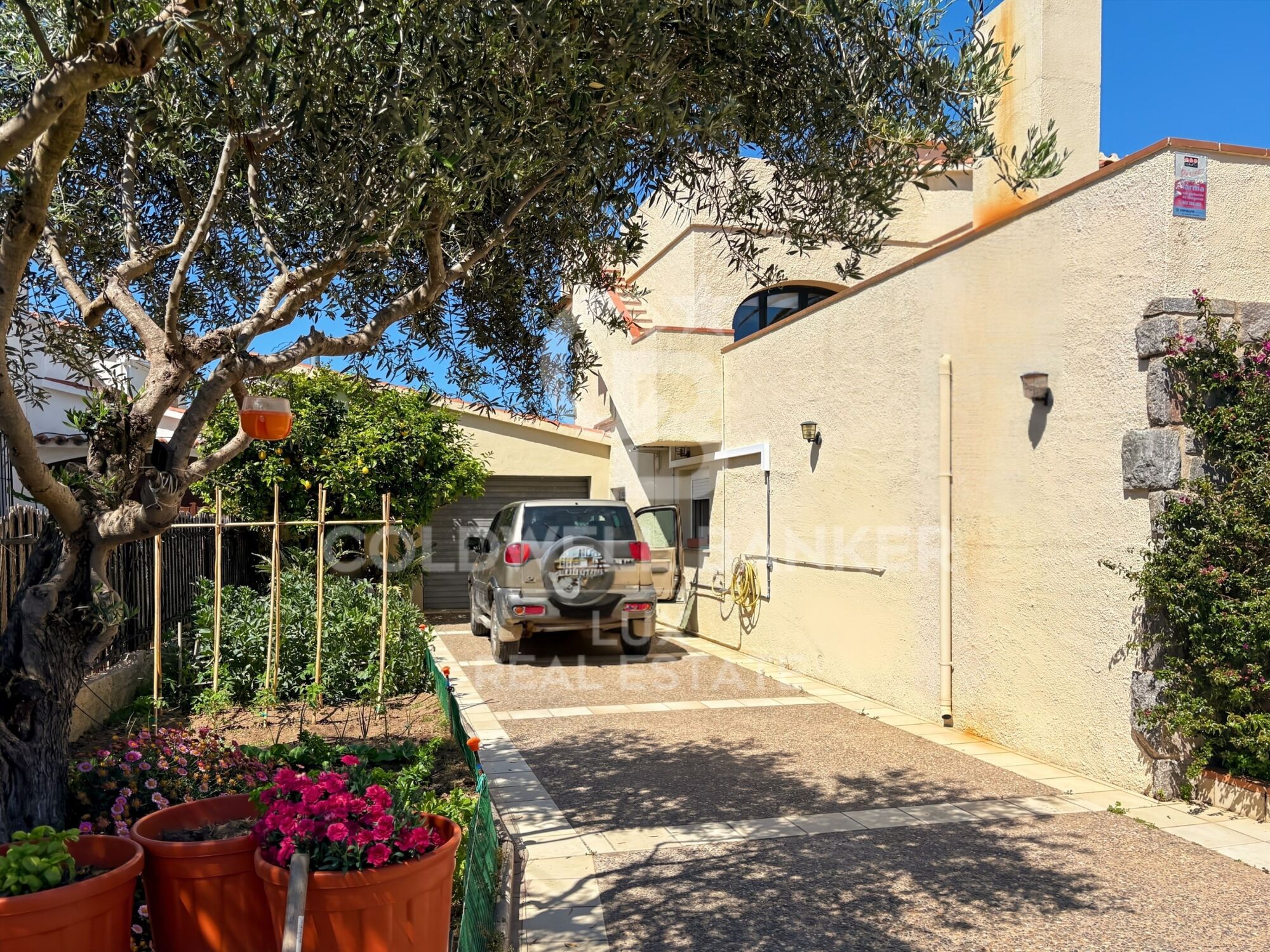 Villa near the beach with pool, garden and mooring possibility in Empuriabrava