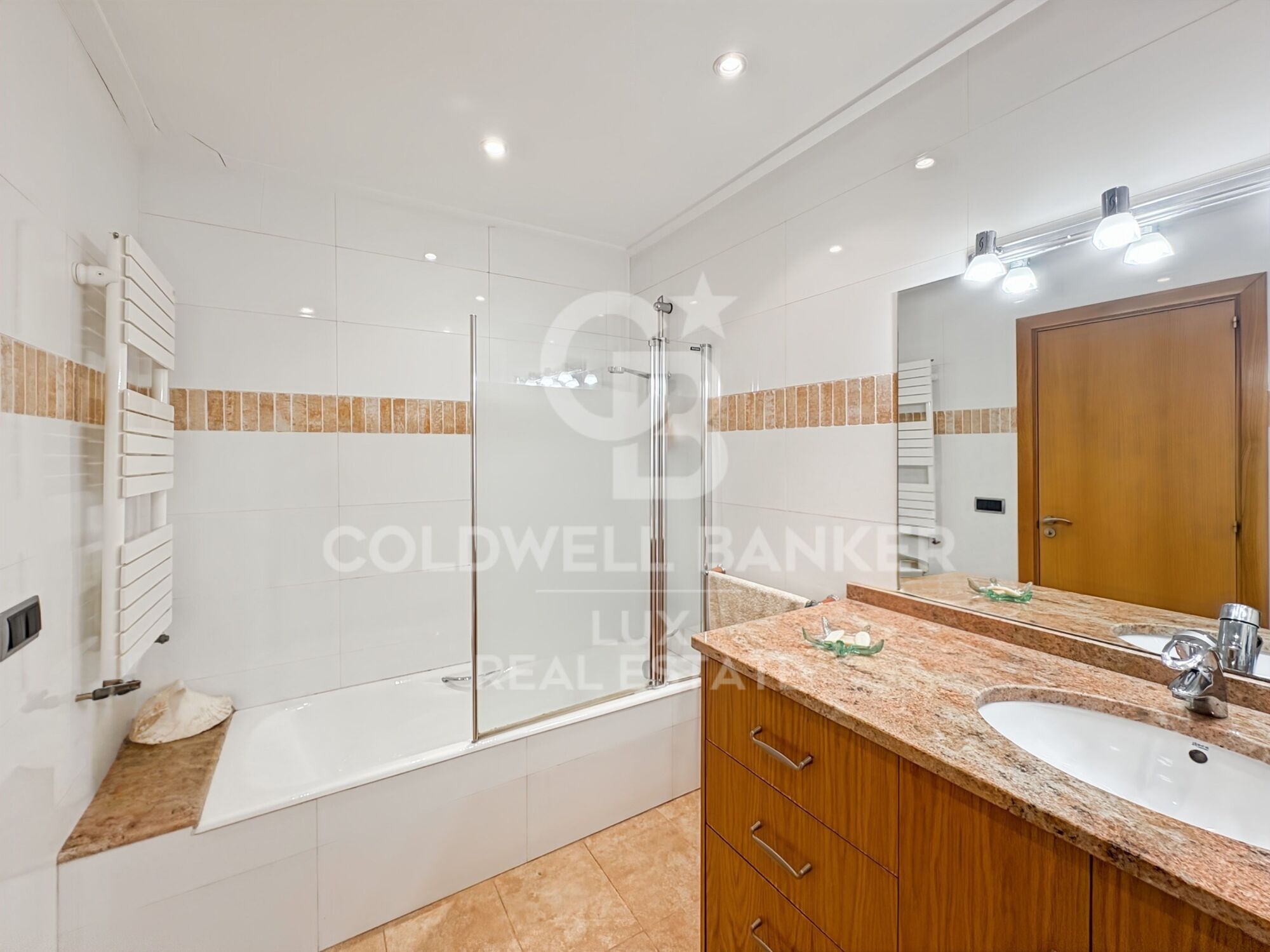 Villa cerca de la playa con piscina, jardín y posibilidad de amarre en Empuriabrava