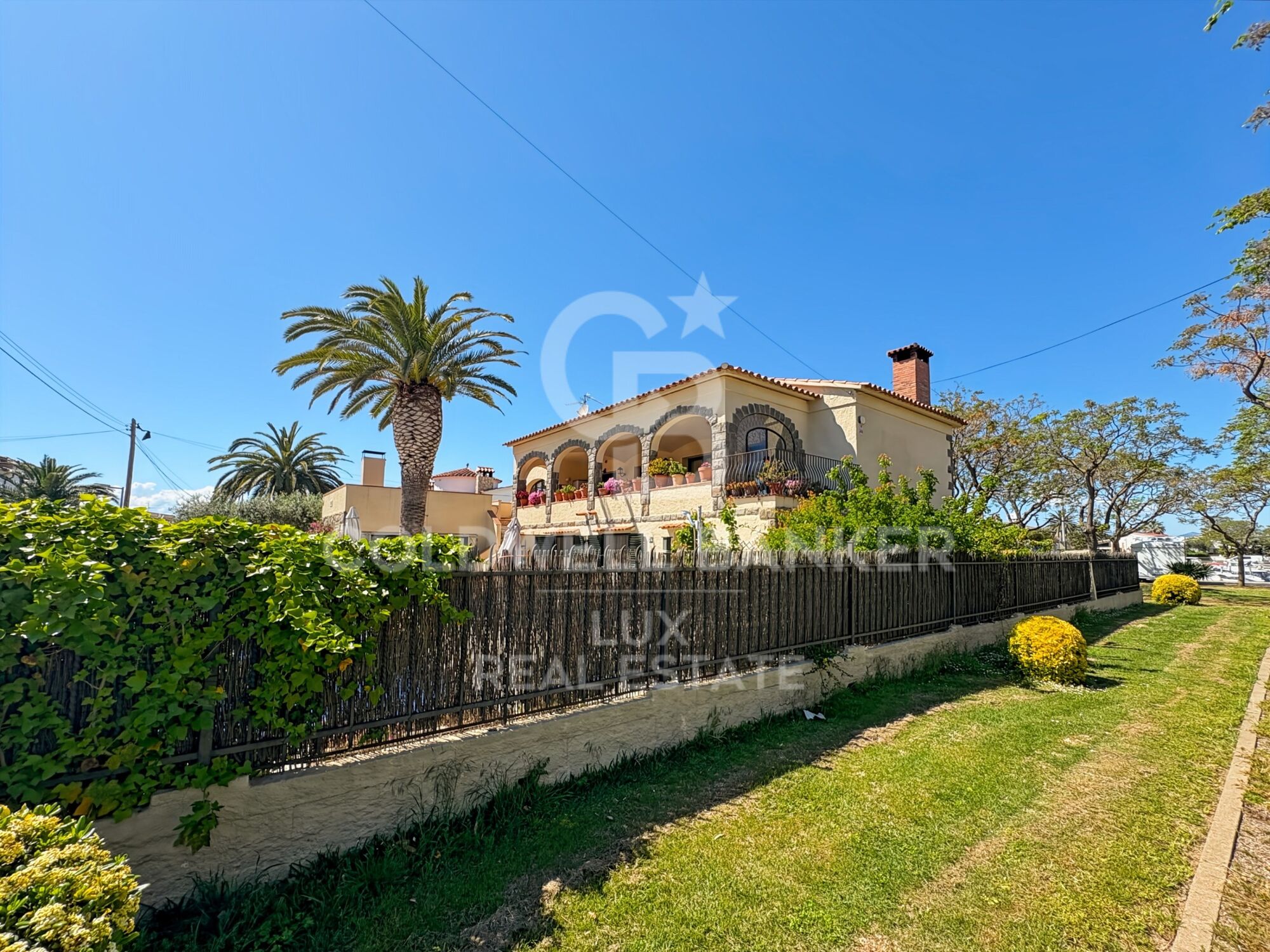Villa in Strandnähe mit Pool, Garten und Anlegemöglichkeit in Empuriabrava