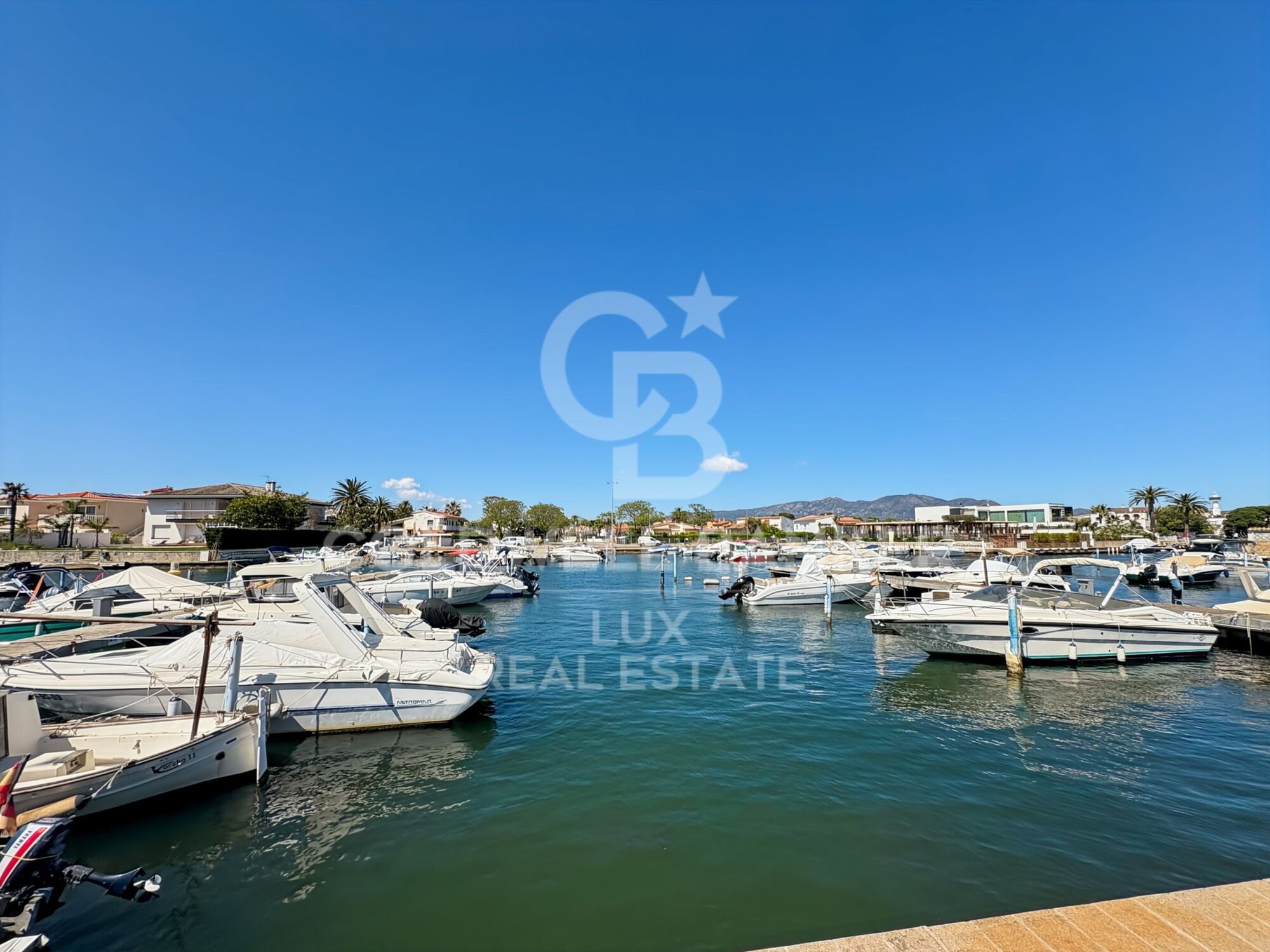 Villa in Strandnähe mit Pool, Garten und Anlegemöglichkeit in Empuriabrava