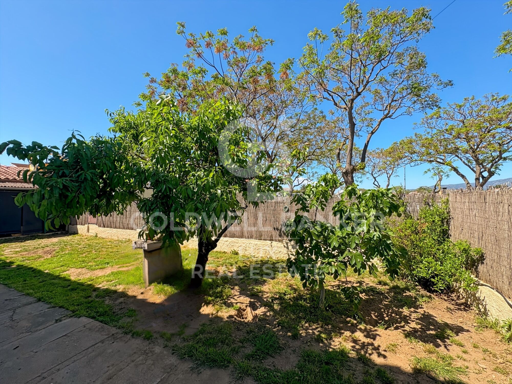 Villa cerca de la playa con piscina, jardín y posibilidad de amarre en Empuriabrava