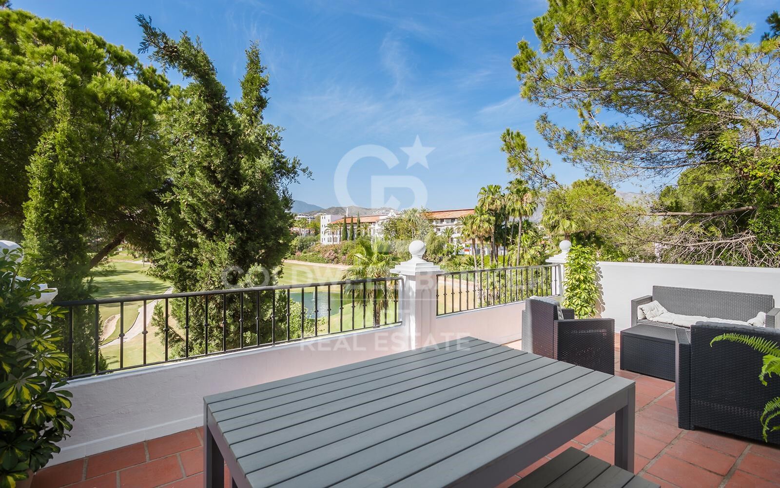 Elegant corner townhouse in frontline golf with stunning views in La Quinta, Benahavís