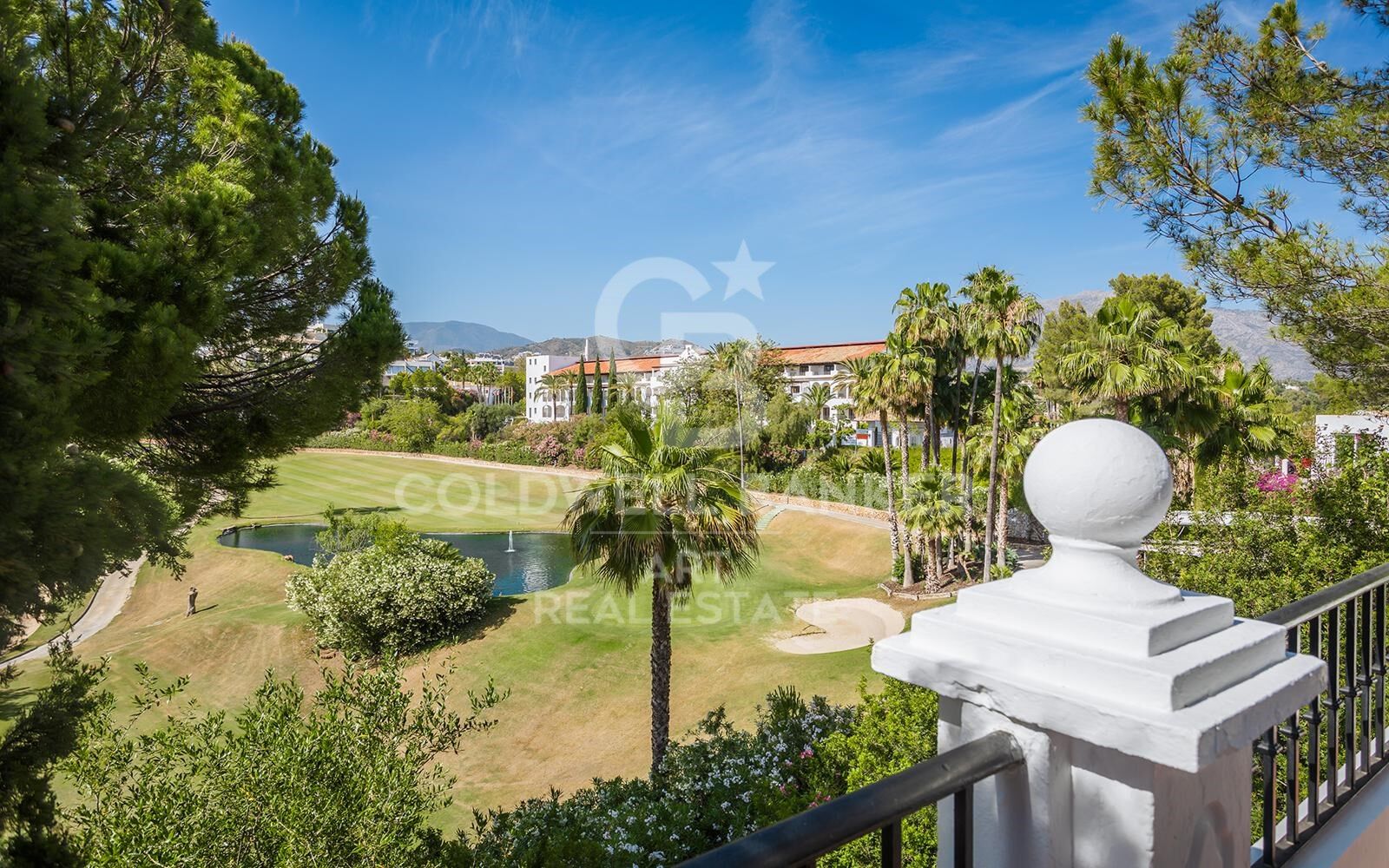 Elegant corner townhouse in frontline golf with stunning views in La Quinta, Benahavís