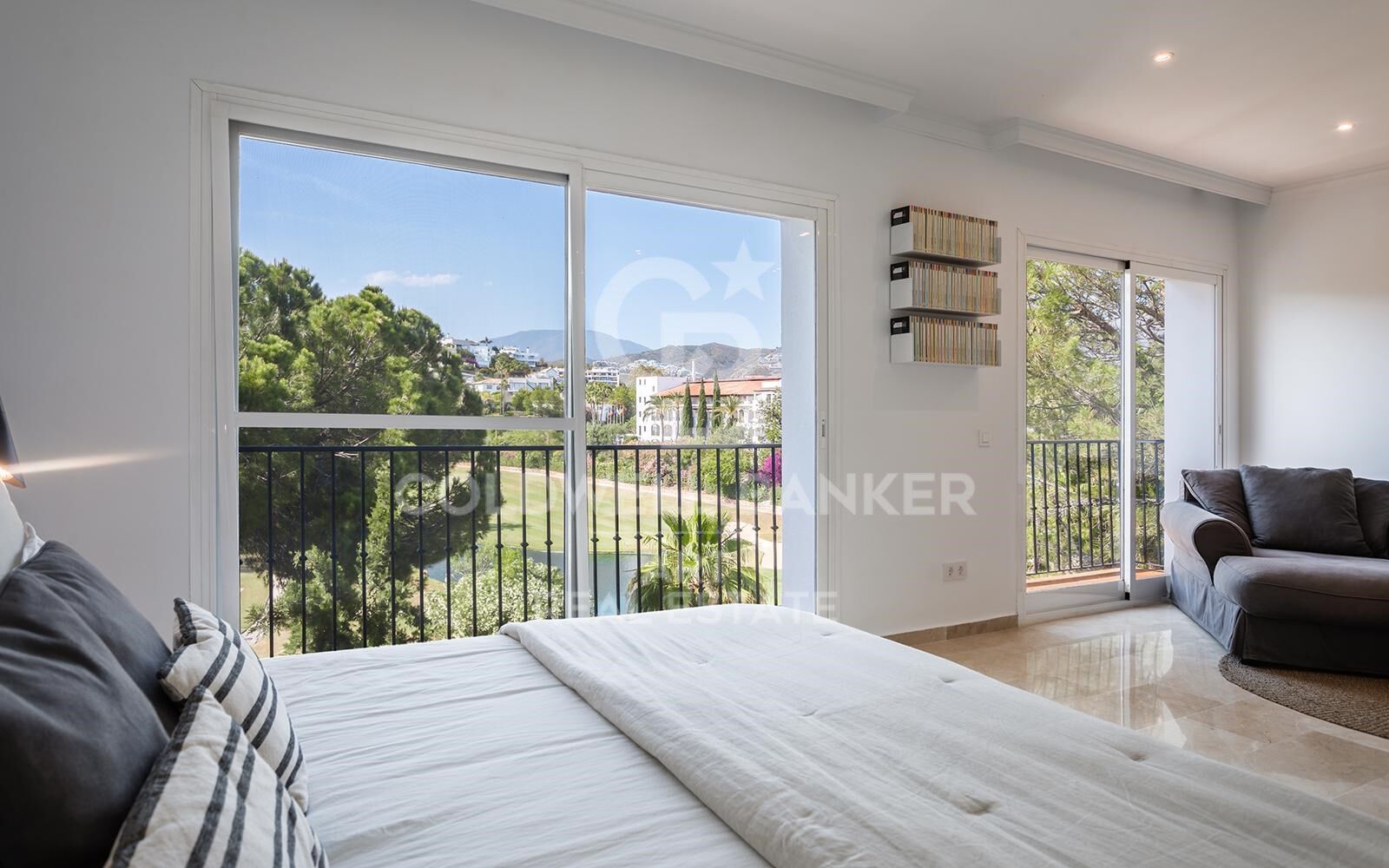 Elegant corner townhouse in frontline golf with stunning views in La Quinta, Benahavís