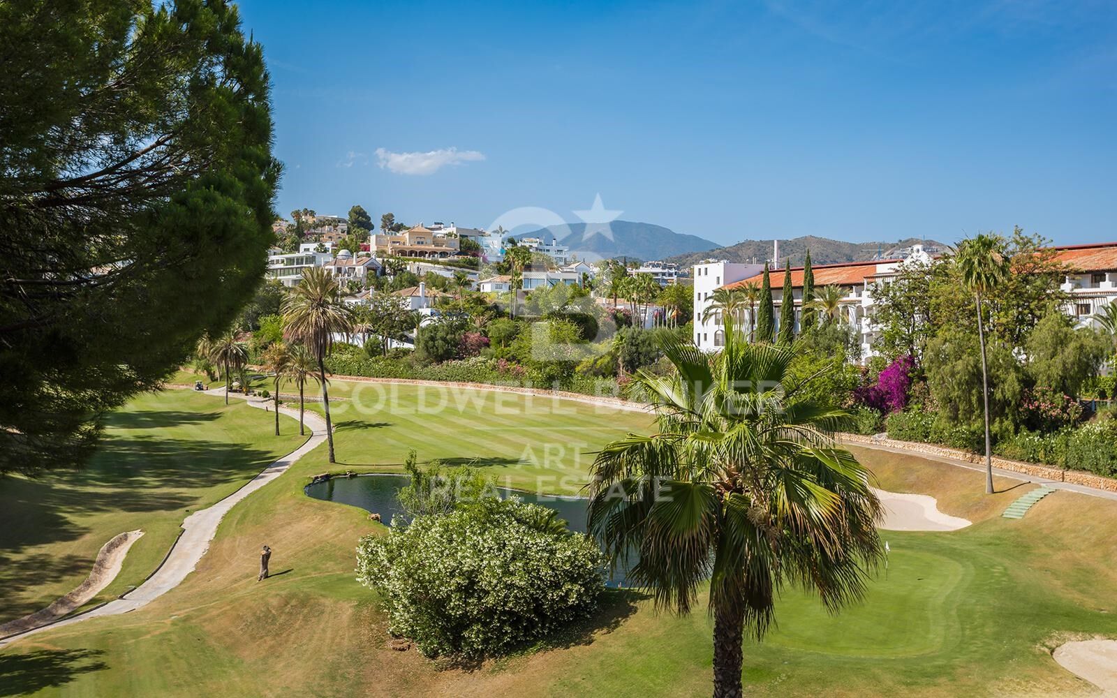Elegant corner townhouse in frontline golf with stunning views in La Quinta, Benahavís