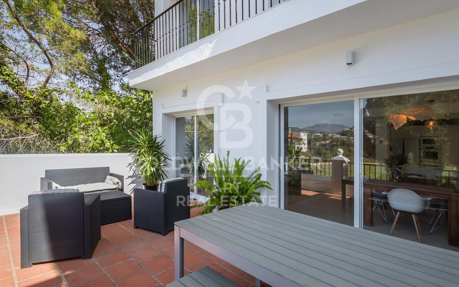 Élégante maison de ville d'angle en première ligne de golf avec des vues imprenables à La Quinta, Benahavís
