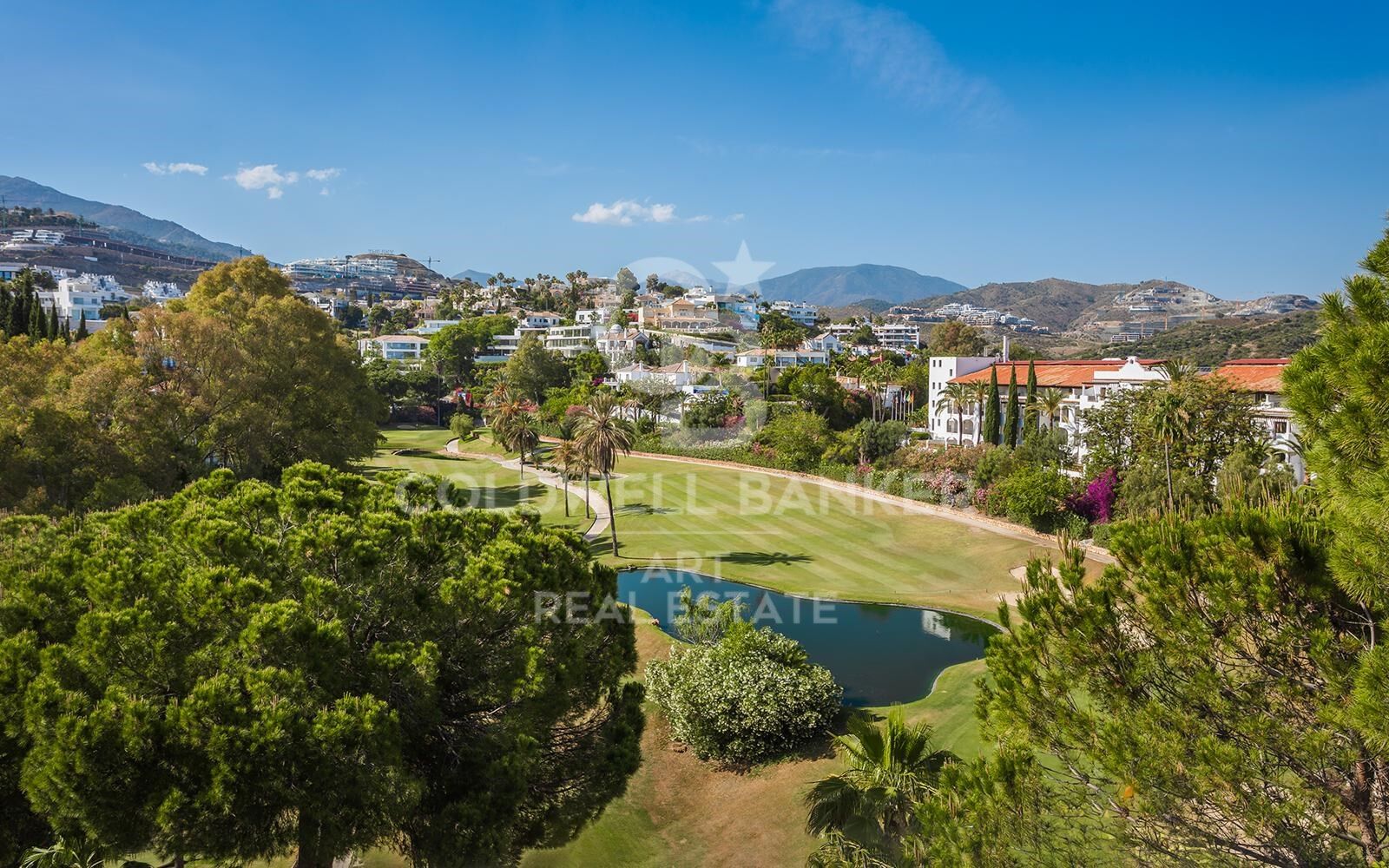 Elegant corner townhouse in frontline golf with stunning views in La Quinta, Benahavís