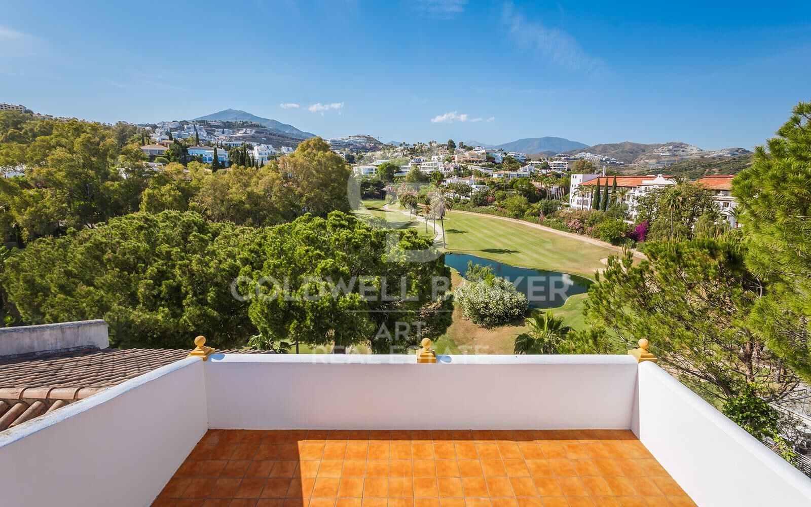 Elegant corner townhouse in frontline golf with stunning views in La Quinta, Benahavís