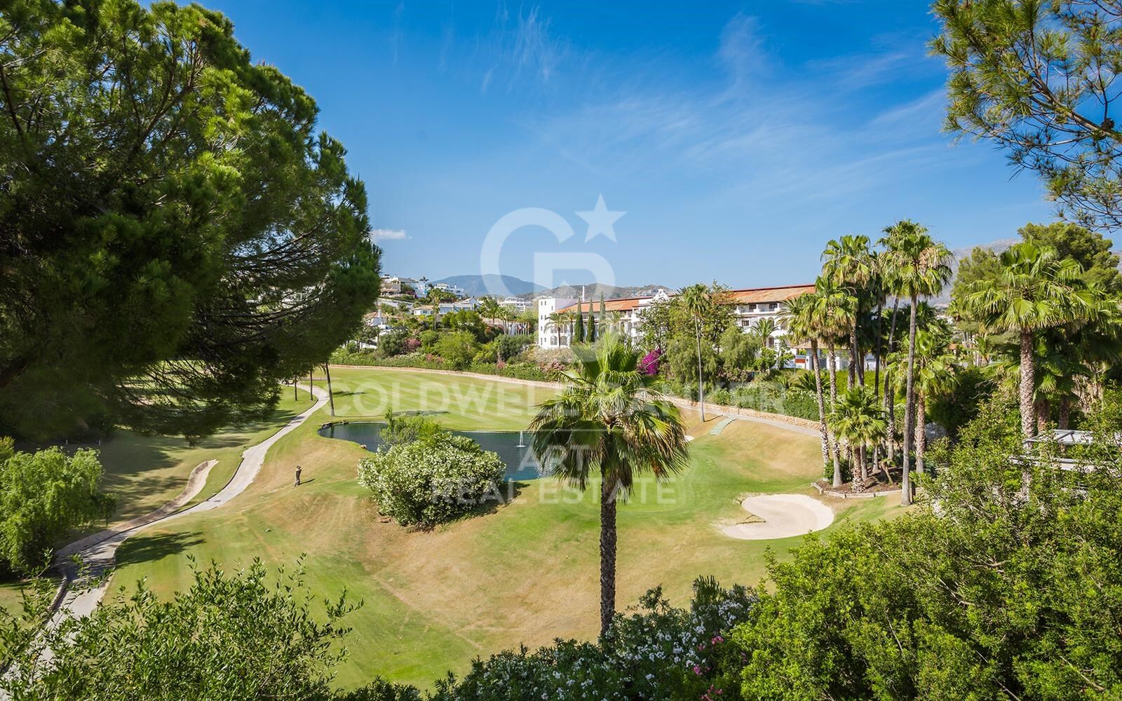 Elegante adosado en esquina en primera línea de golf con impresionantes vistas en La Quinta, Benahavís