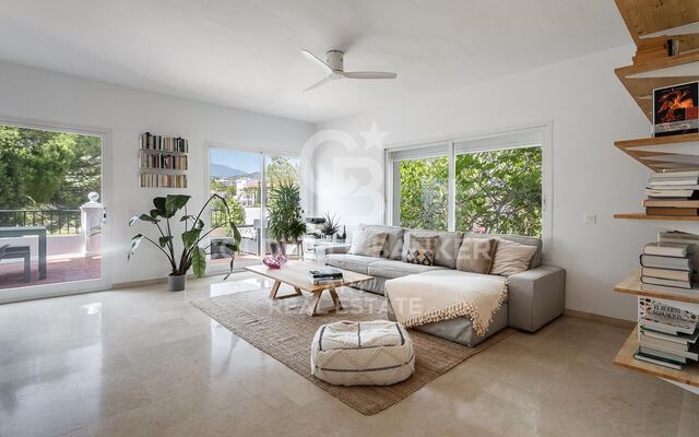 Elegant corner townhouse in frontline golf with stunning views in La Quinta, Benahavís