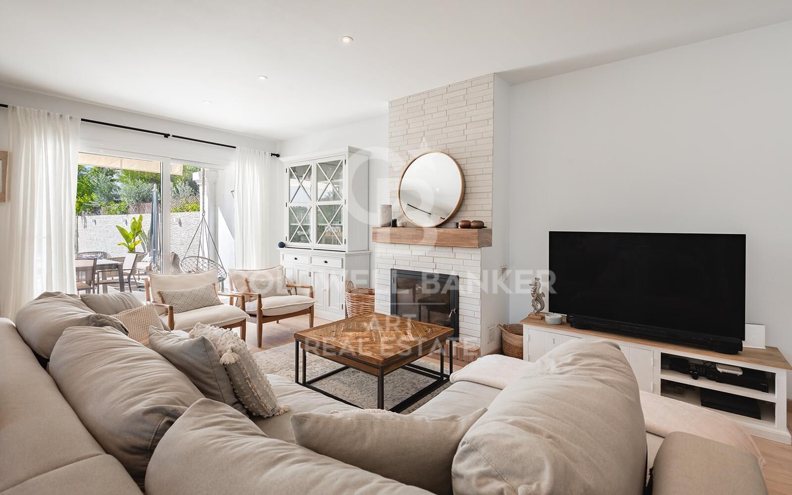 Elegant townhouse with private garden and pool in San Pedro Playa