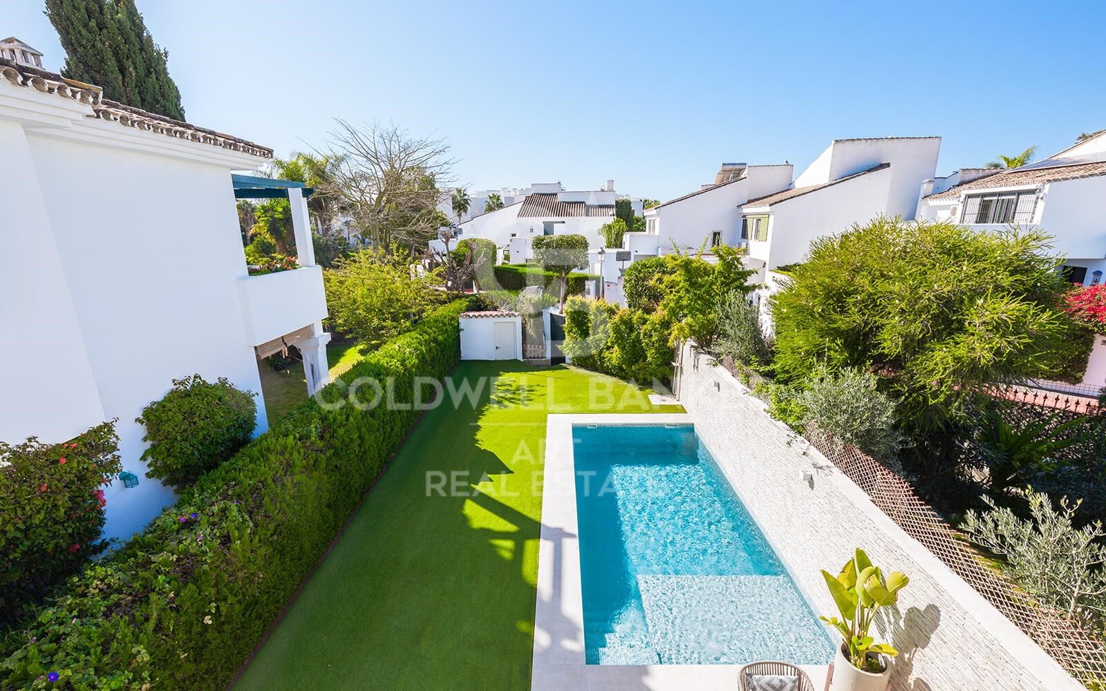 Elegant townhouse with private garden and pool in San Pedro Playa