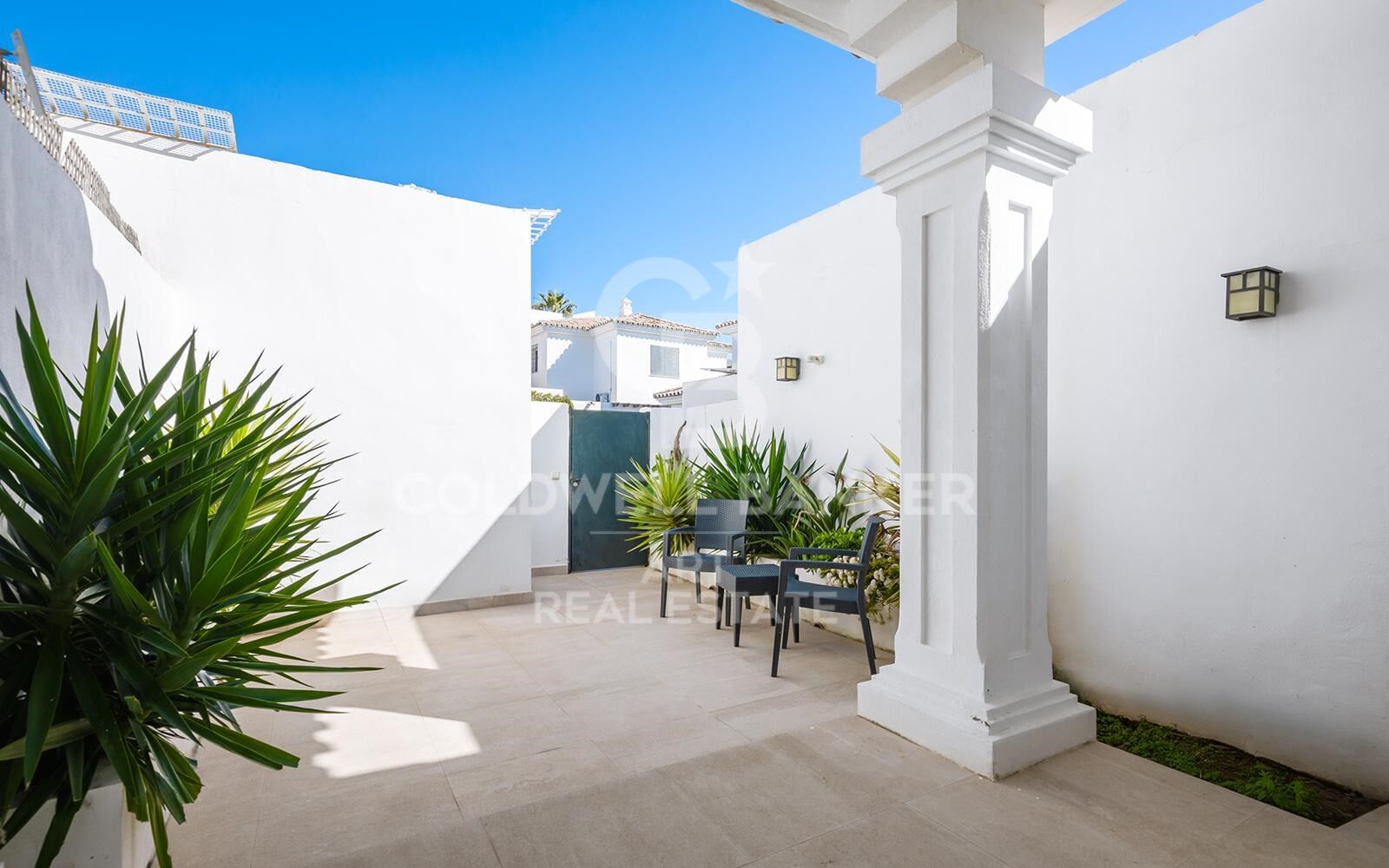 Elegant townhouse with private garden and pool in San Pedro Playa