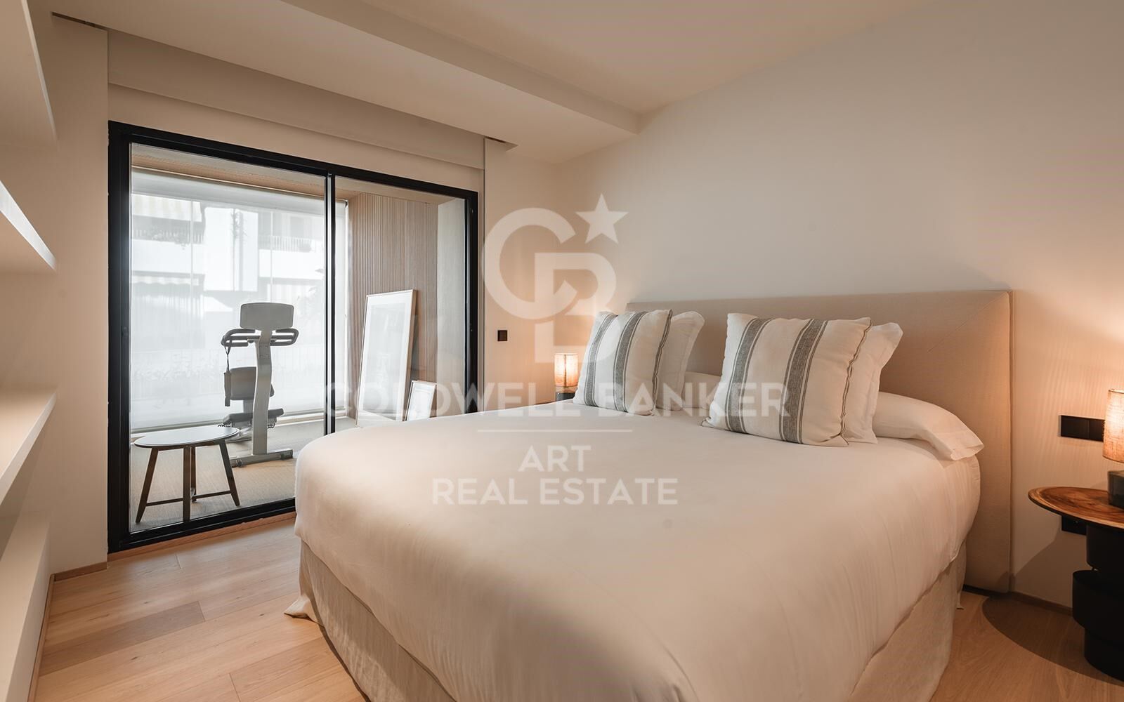 Moderno apartamento de lujo con terraza, piscina y gimnasio en la Milla de Oro de Marbella