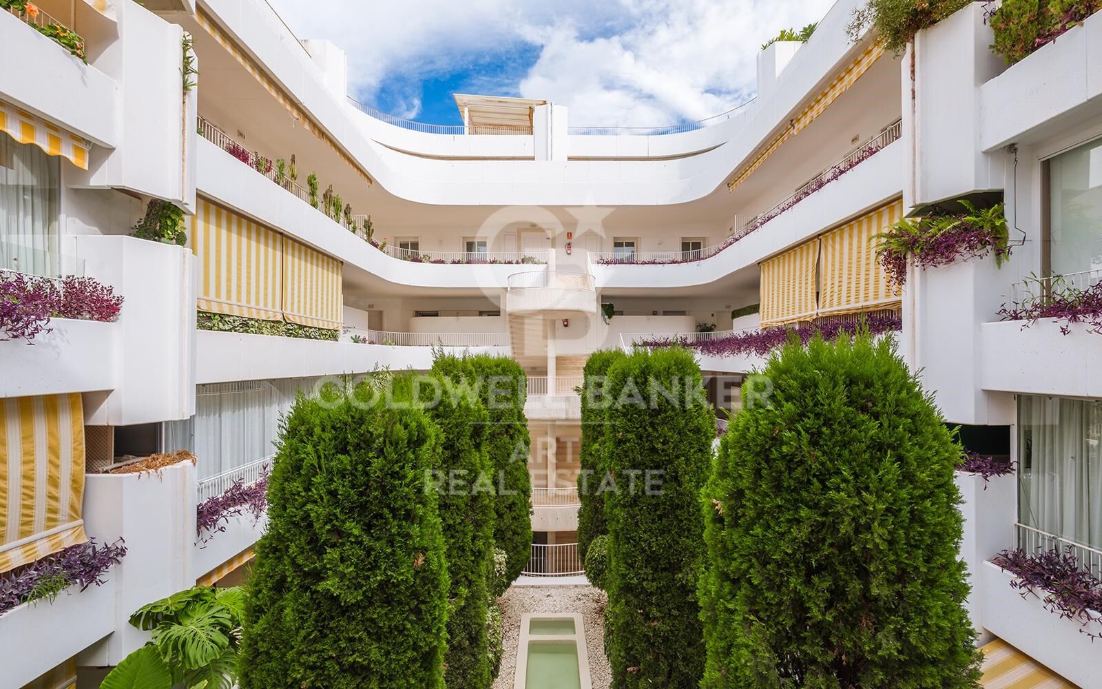 Moderno apartamento de lujo con terraza, piscina y gimnasio en la Milla de Oro de Marbella