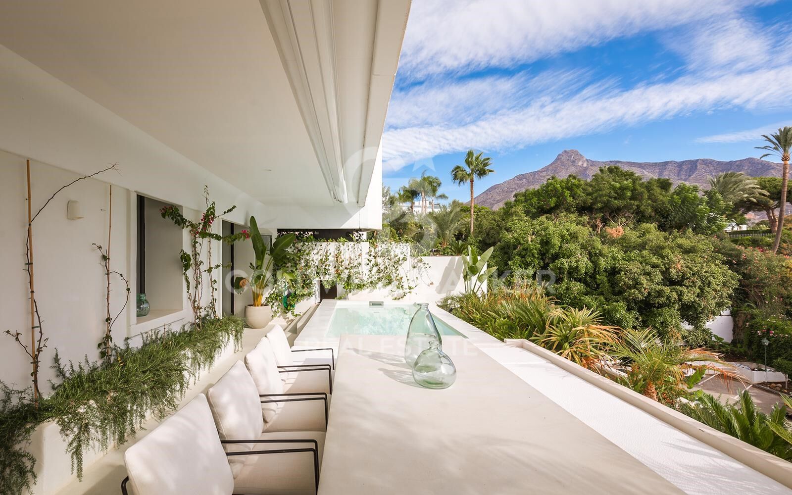 Moderno apartamento de lujo con terraza, piscina y gimnasio en la Milla de Oro de Marbella