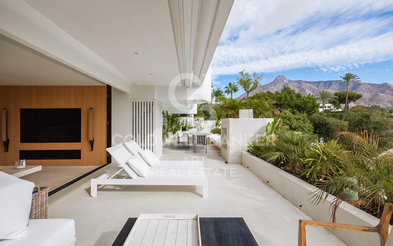 Appartement de luxe moderne avec terrasse, piscine et salle de sport sur la Mille d'Or de Marbella