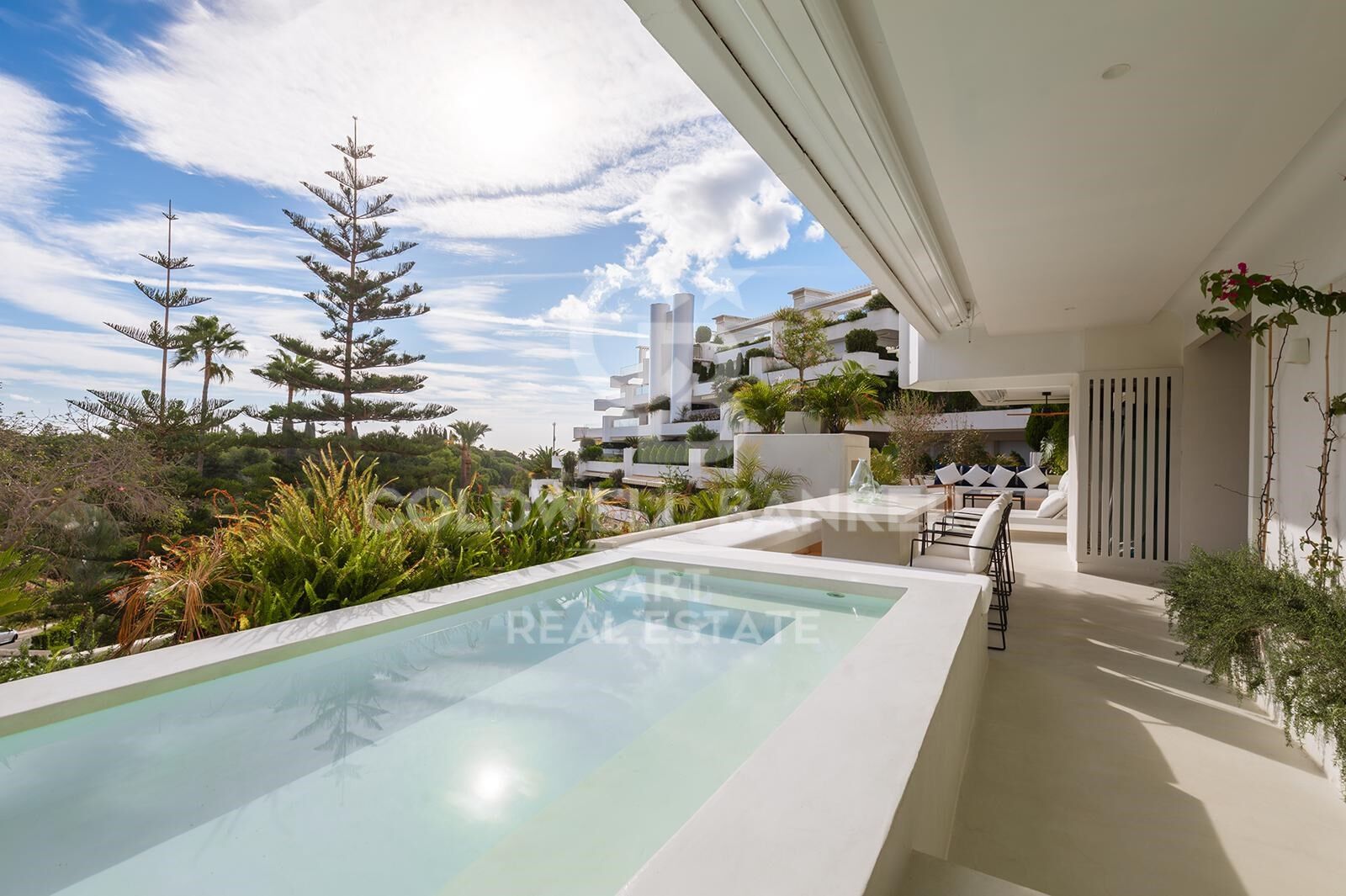 Appartement de luxe moderne avec terrasse, piscine et salle de sport sur la Mille d'Or de Marbella