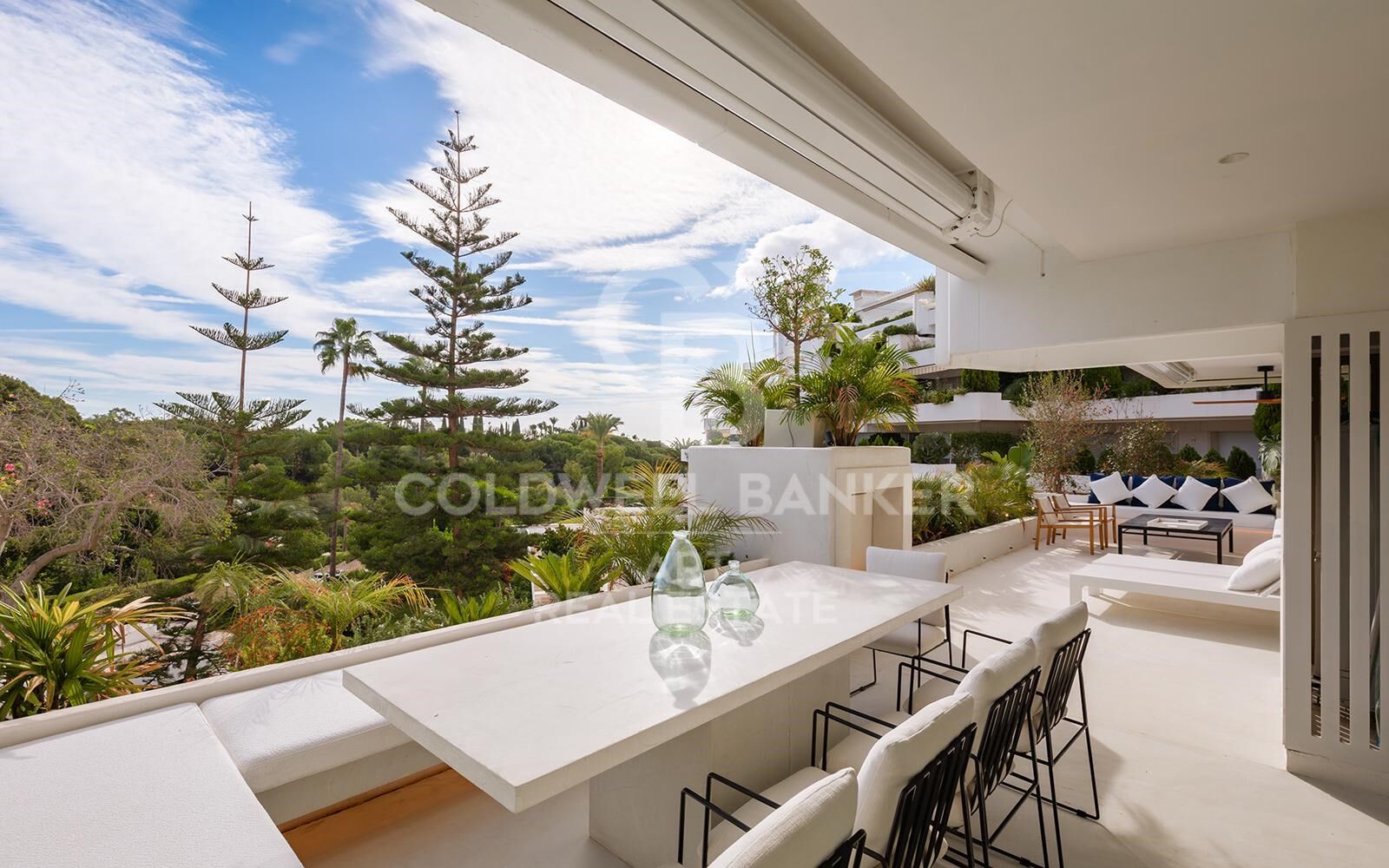 Appartement de luxe moderne avec terrasse, piscine et salle de sport sur la Mille d'Or de Marbella