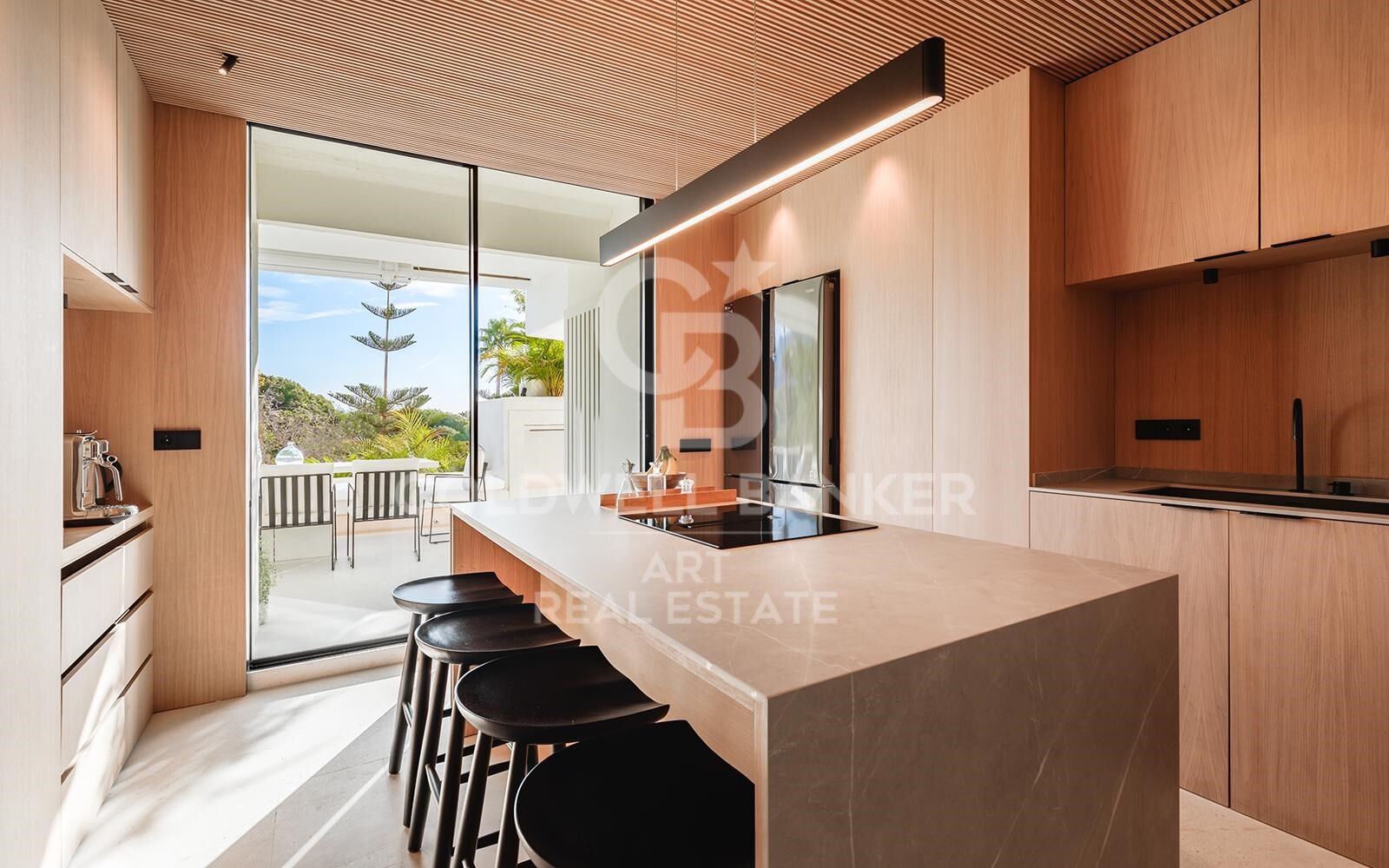 Appartement de luxe moderne avec terrasse, piscine et salle de sport sur la Mille d'Or de Marbella