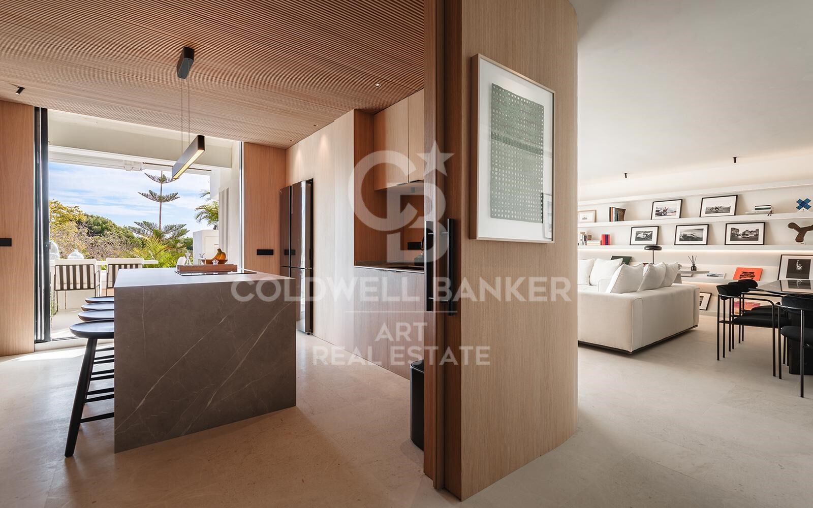 Moderno apartamento de lujo con terraza, piscina y gimnasio en la Milla de Oro de Marbella