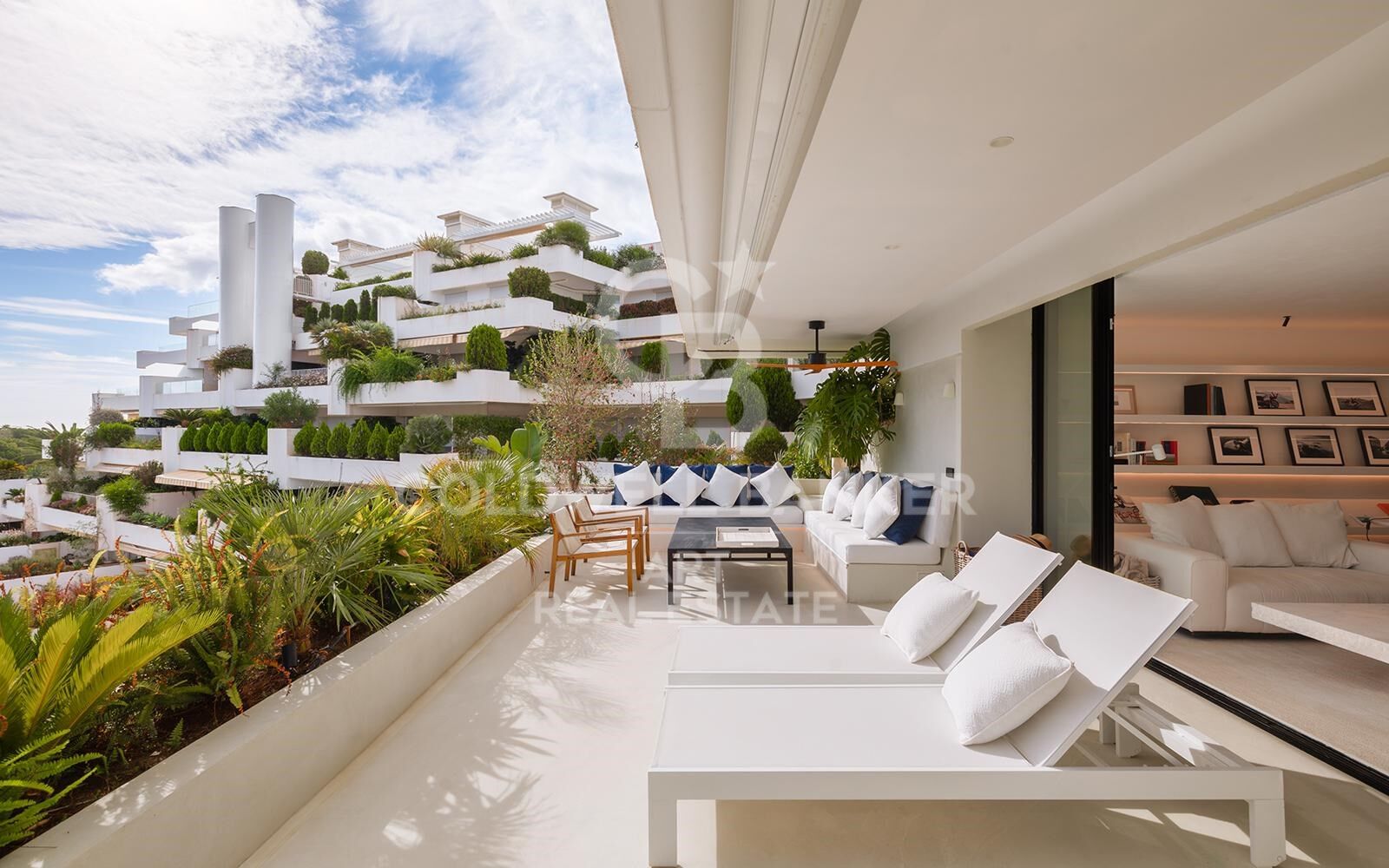Appartement de luxe moderne avec terrasse, piscine et salle de sport sur la Mille d'Or de Marbella