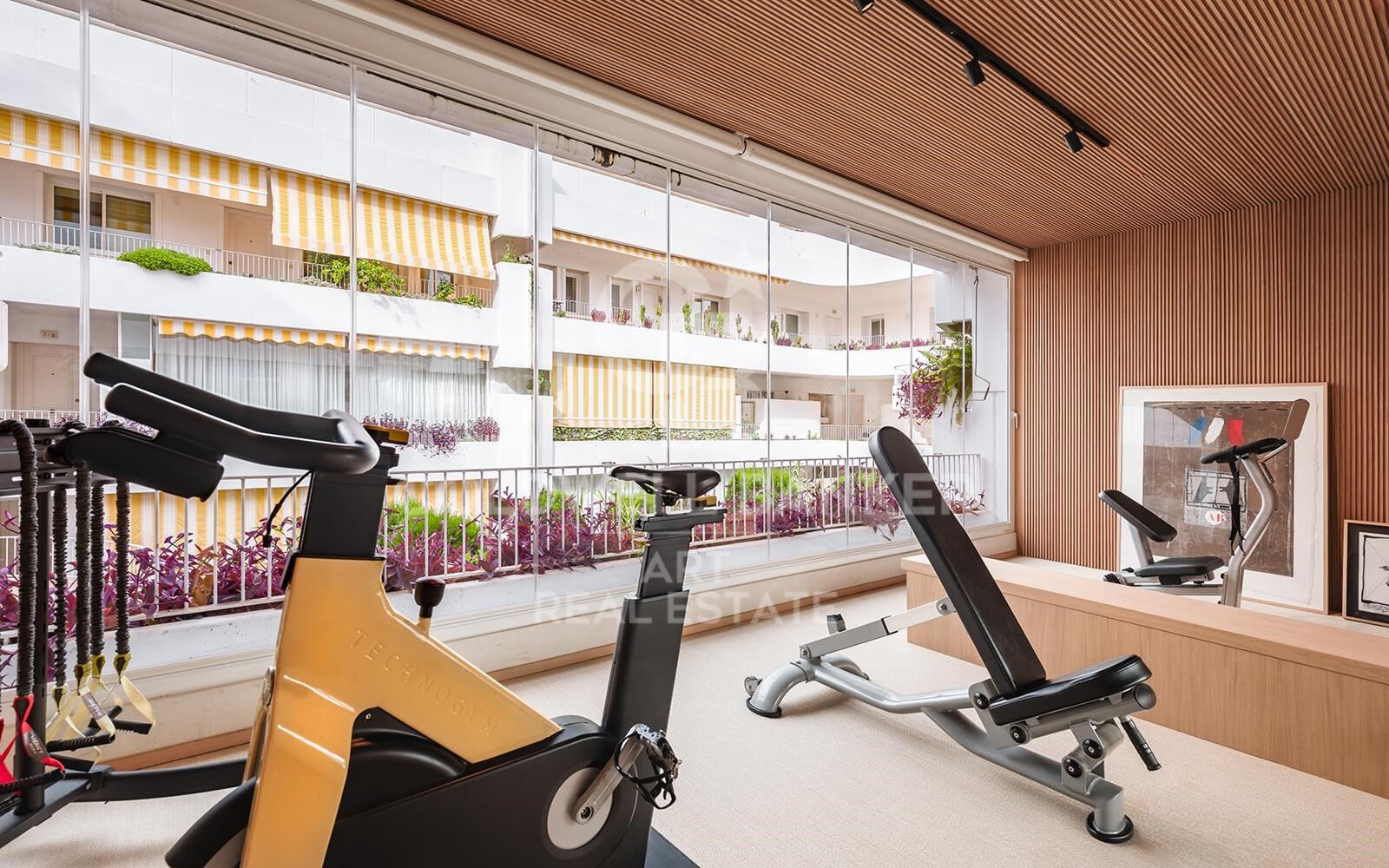 Appartement de luxe moderne avec terrasse, piscine et salle de sport sur la Mille d'Or de Marbella