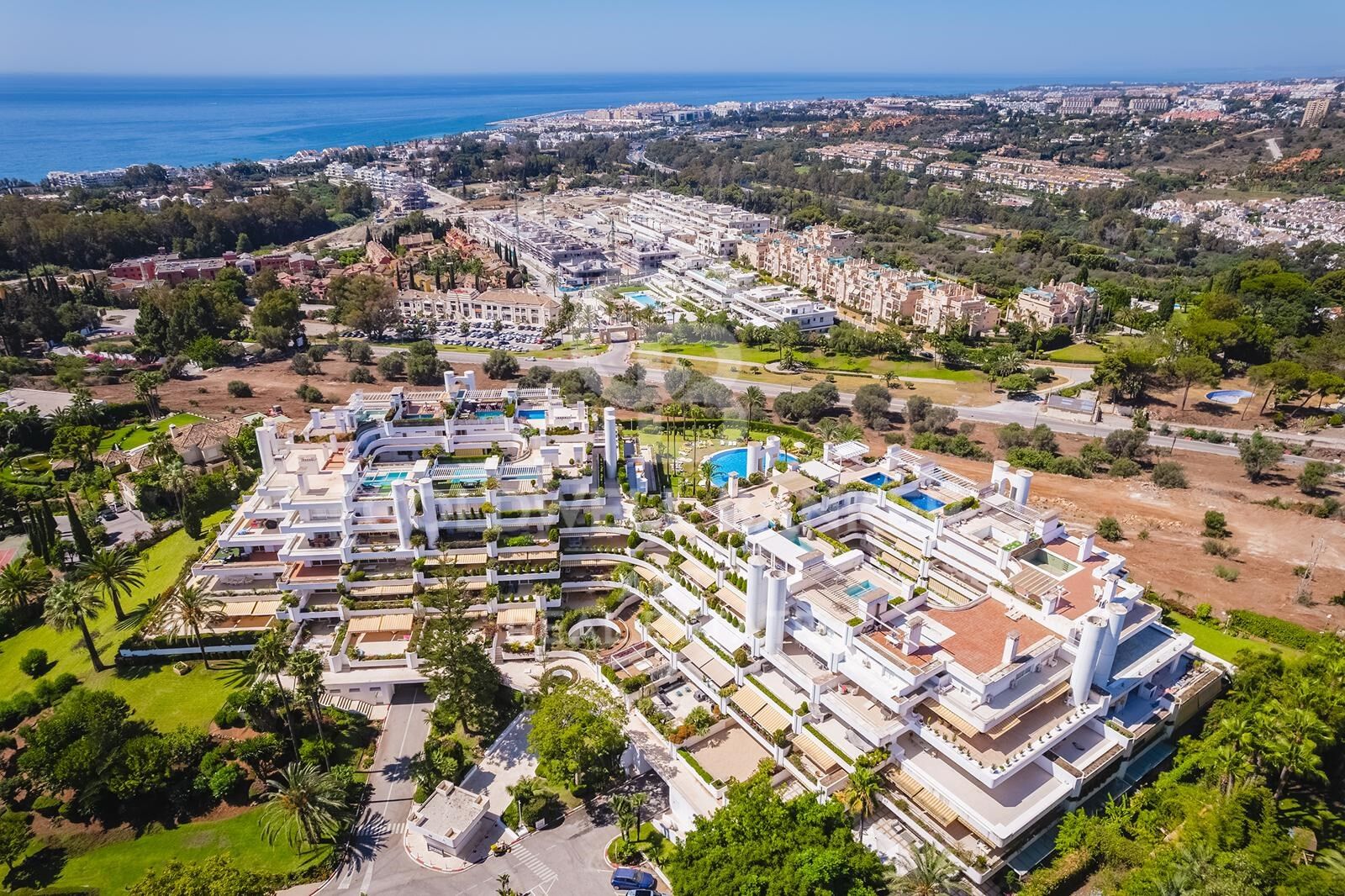 Appartement de luxe moderne avec terrasse, piscine et salle de sport sur la Mille d'Or de Marbella