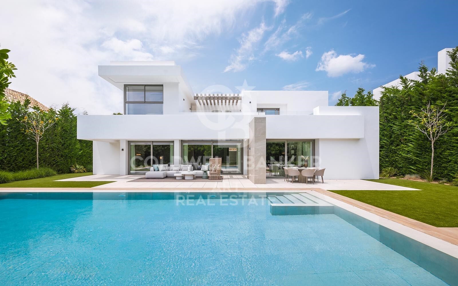 Elegant collection of 9 modern luxury villas on the New Golden Mile, Estepona