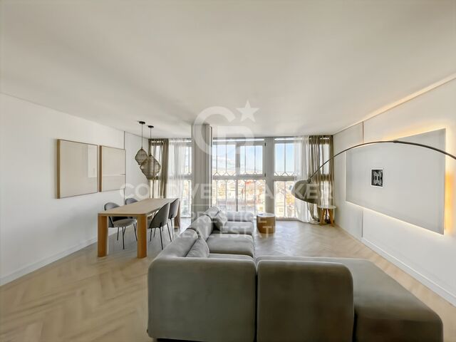 Exclusivo piso con vistas panorámicas en el icónico edificio de Plaça Gala Placídia , Barcelona