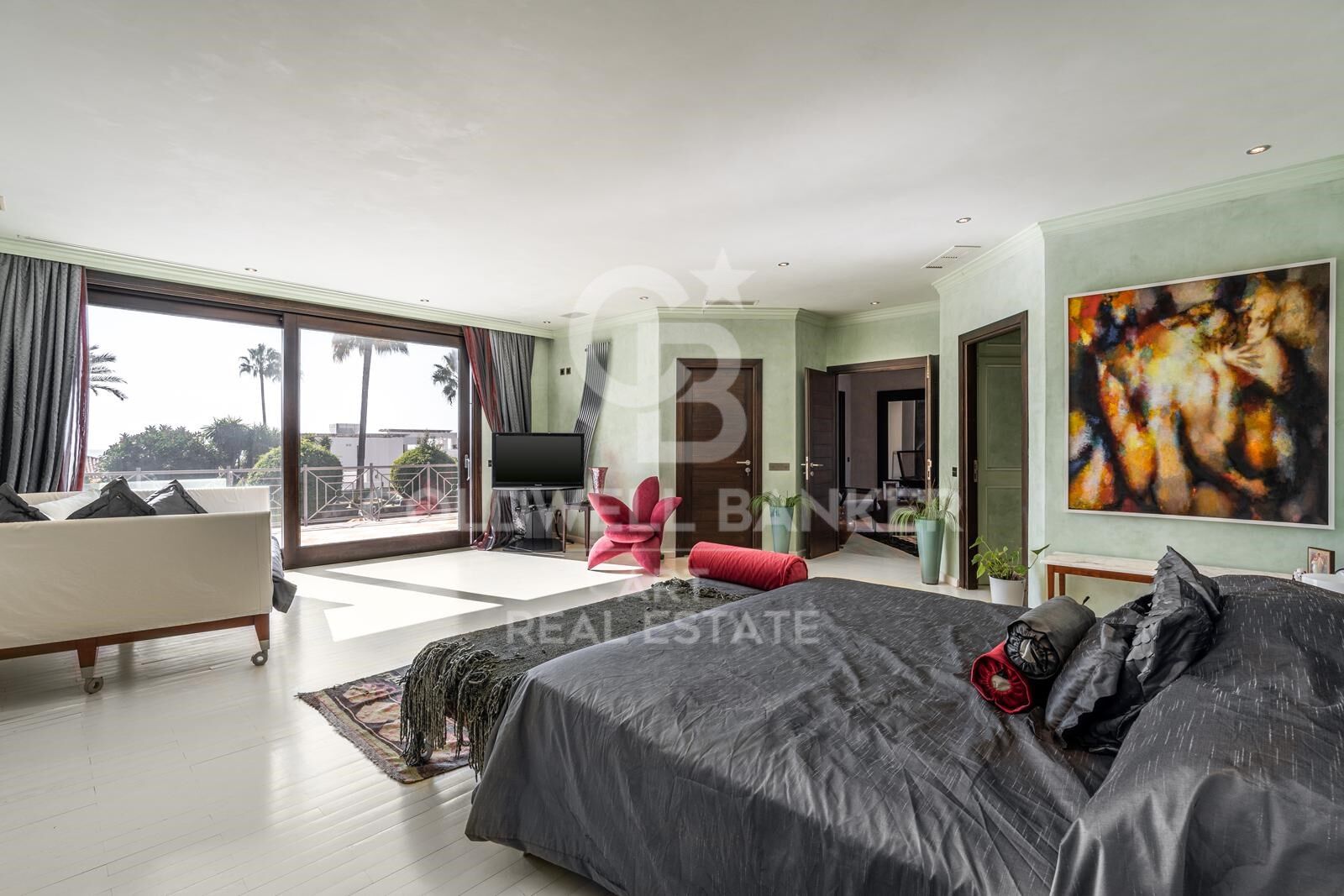 Grand luxury villa with large plot in Paraíso Barronal, Estepona