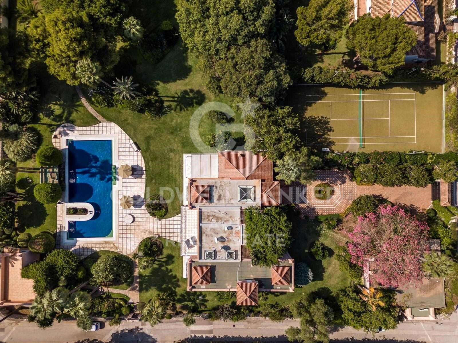 Grand luxury villa with large plot in Paraíso Barronal, Estepona