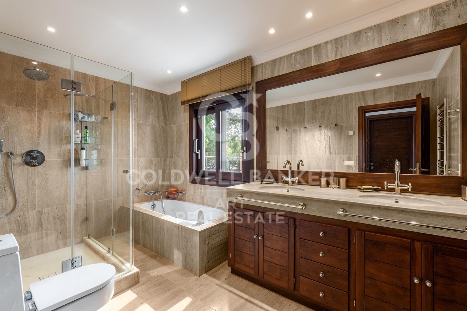 Grand luxury villa with large plot in Paraíso Barronal, Estepona