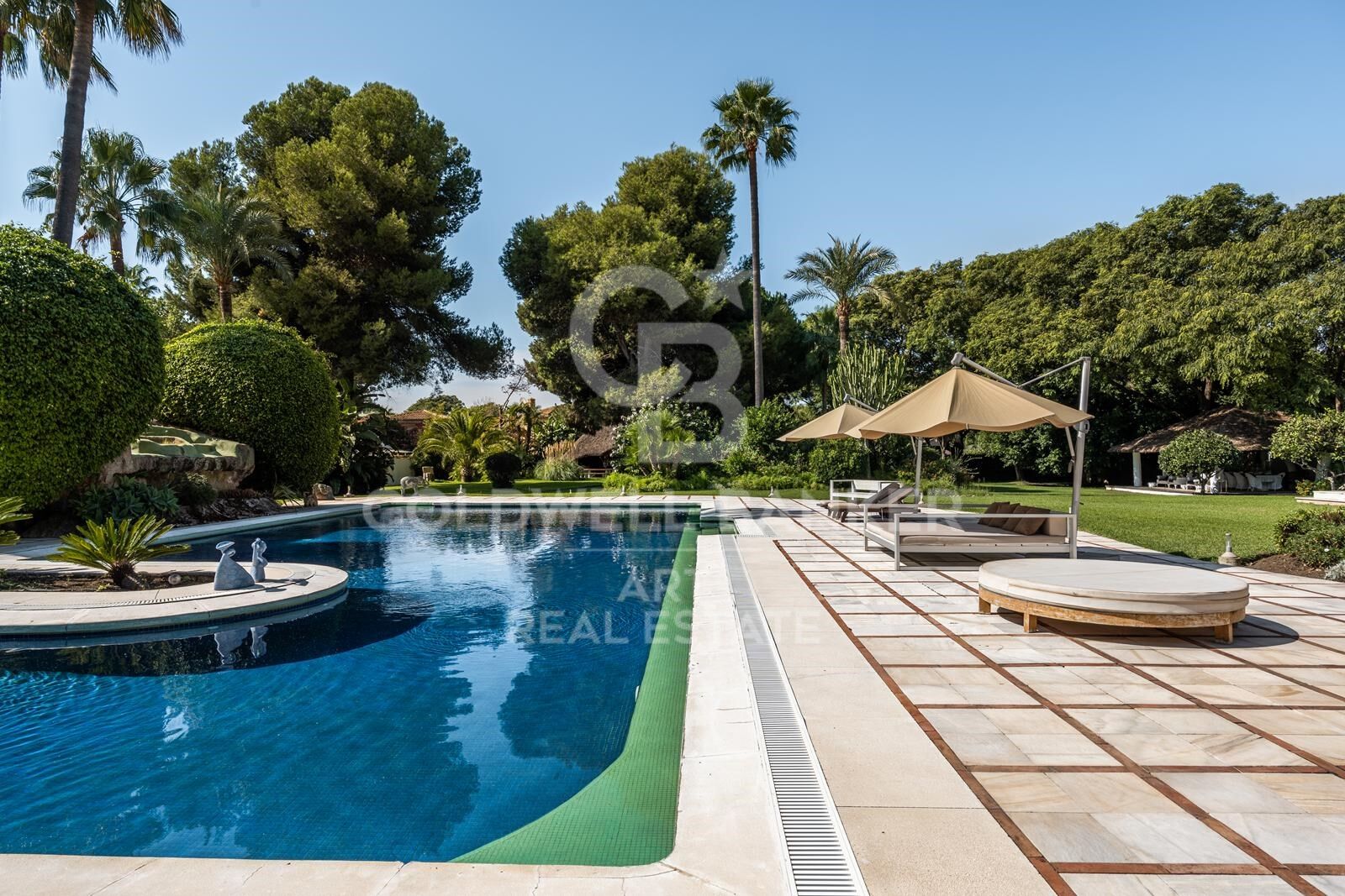 Grand luxury villa with large plot in Paraíso Barronal, Estepona