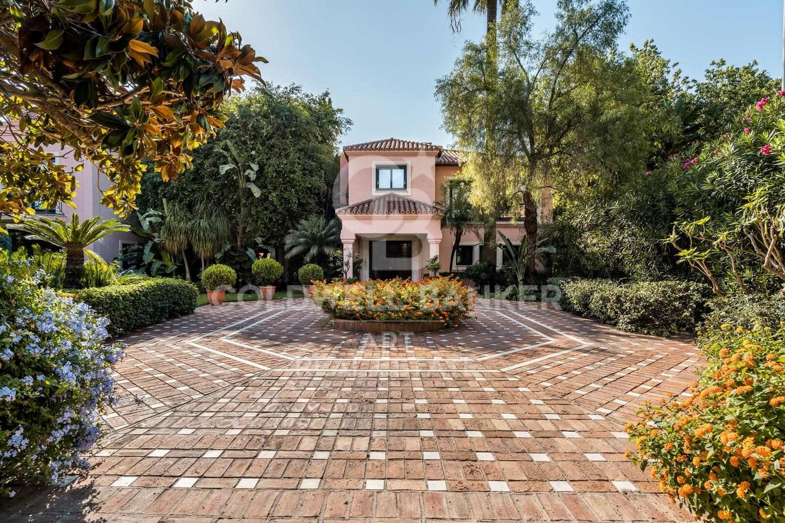 Grand luxury villa with large plot in Paraíso Barronal, Estepona