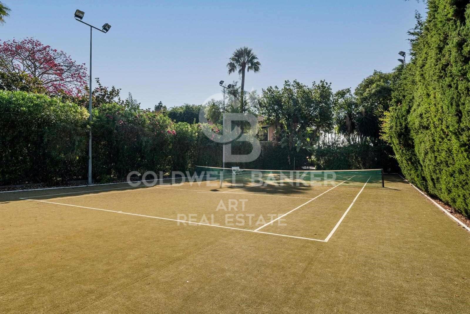 Grand luxury villa with large plot in Paraíso Barronal, Estepona