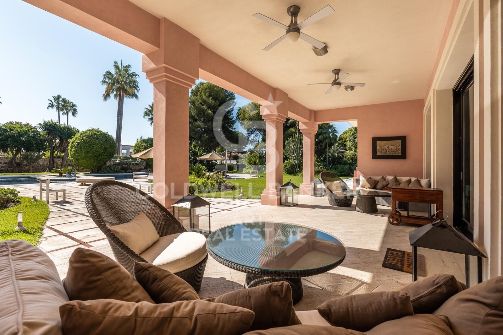 Grand luxury villa with large plot in Paraíso Barronal, Estepona