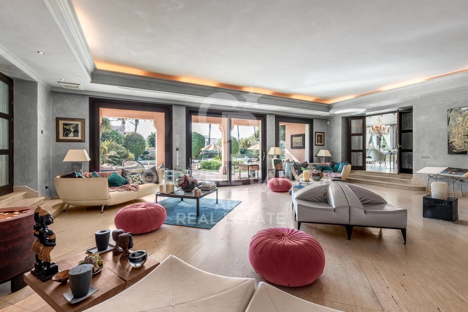 Grand luxury villa with large plot in Paraíso Barronal, Estepona