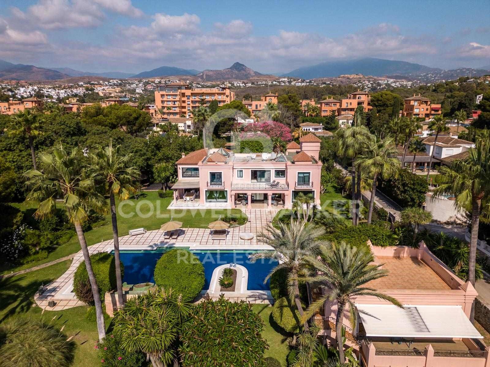 Grand luxury villa with large plot in Paraíso Barronal, Estepona