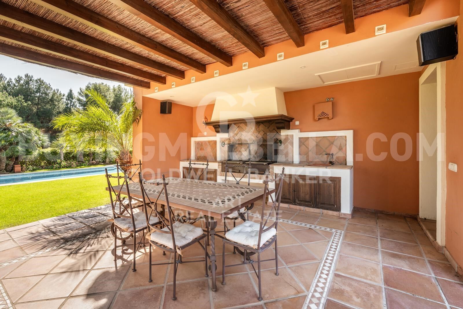 Elegante villa andaluza en la Milla de Oro de Marbella