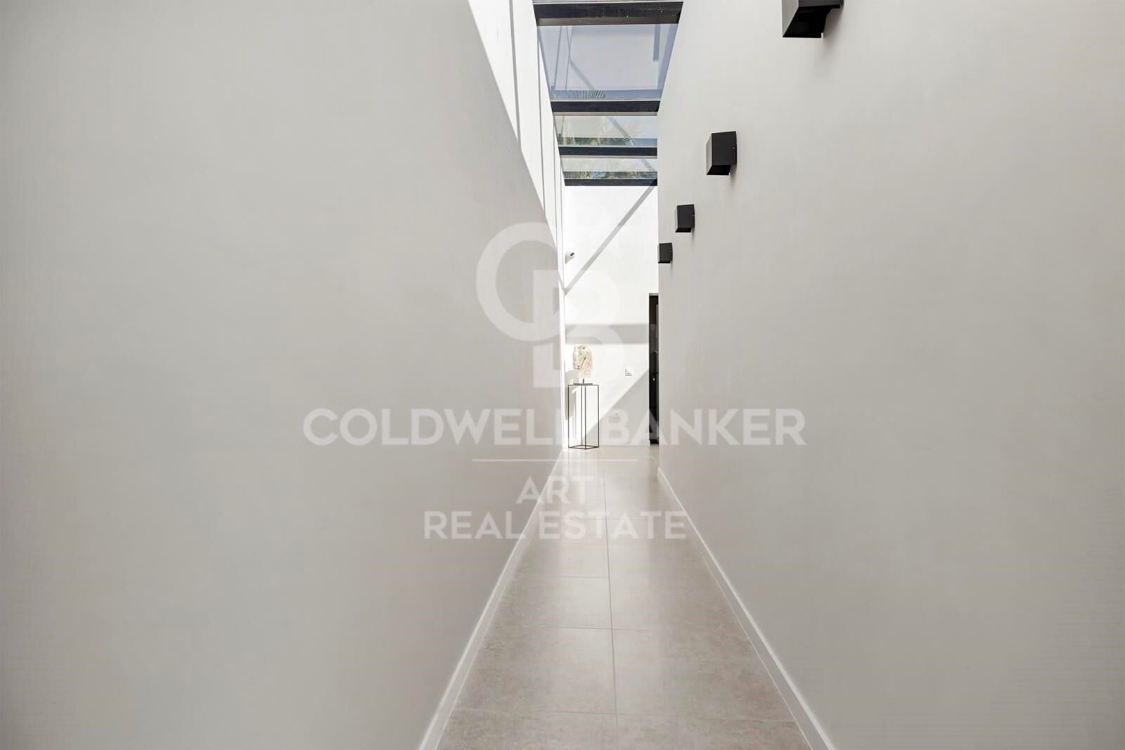 Elegante villa contemporánea en primera línea de golf con vistas al mar en La Alquería, Benahavís