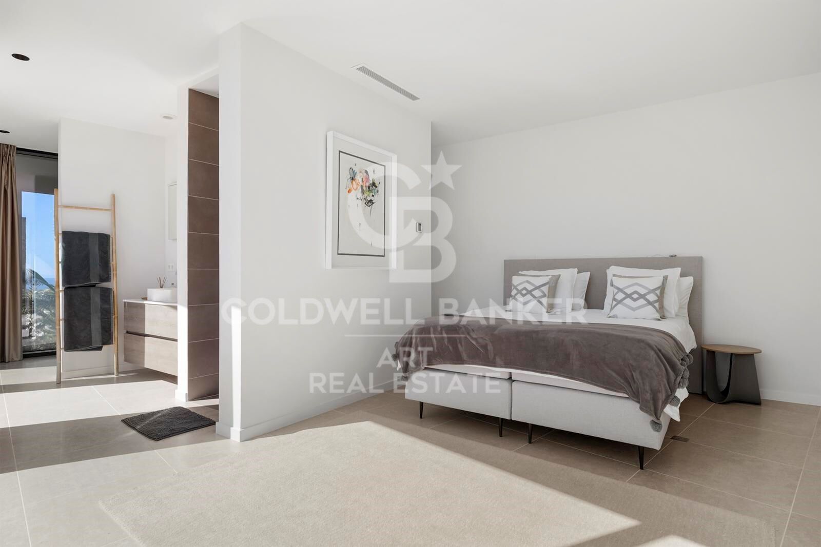 Elegante villa contemporánea en primera línea de golf con vistas al mar en La Alquería, Benahavís