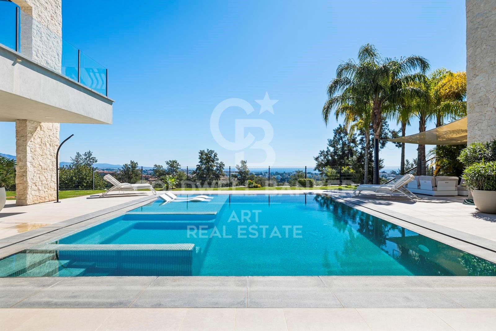 Elegante villa contemporánea en primera línea de golf con vistas al mar en La Alquería, Benahavís