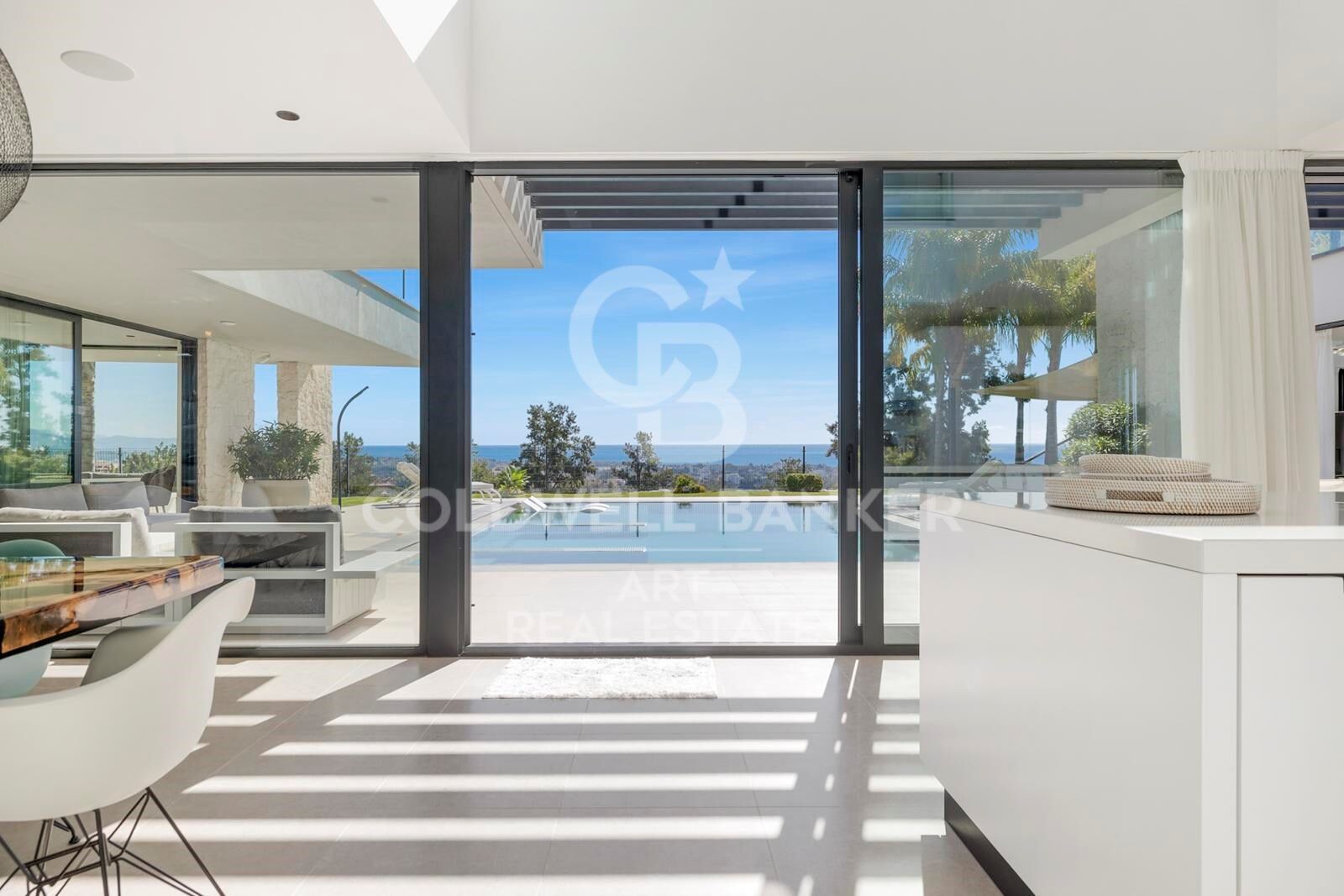 Elegante villa contemporánea en primera línea de golf con vistas al mar en La Alquería, Benahavís