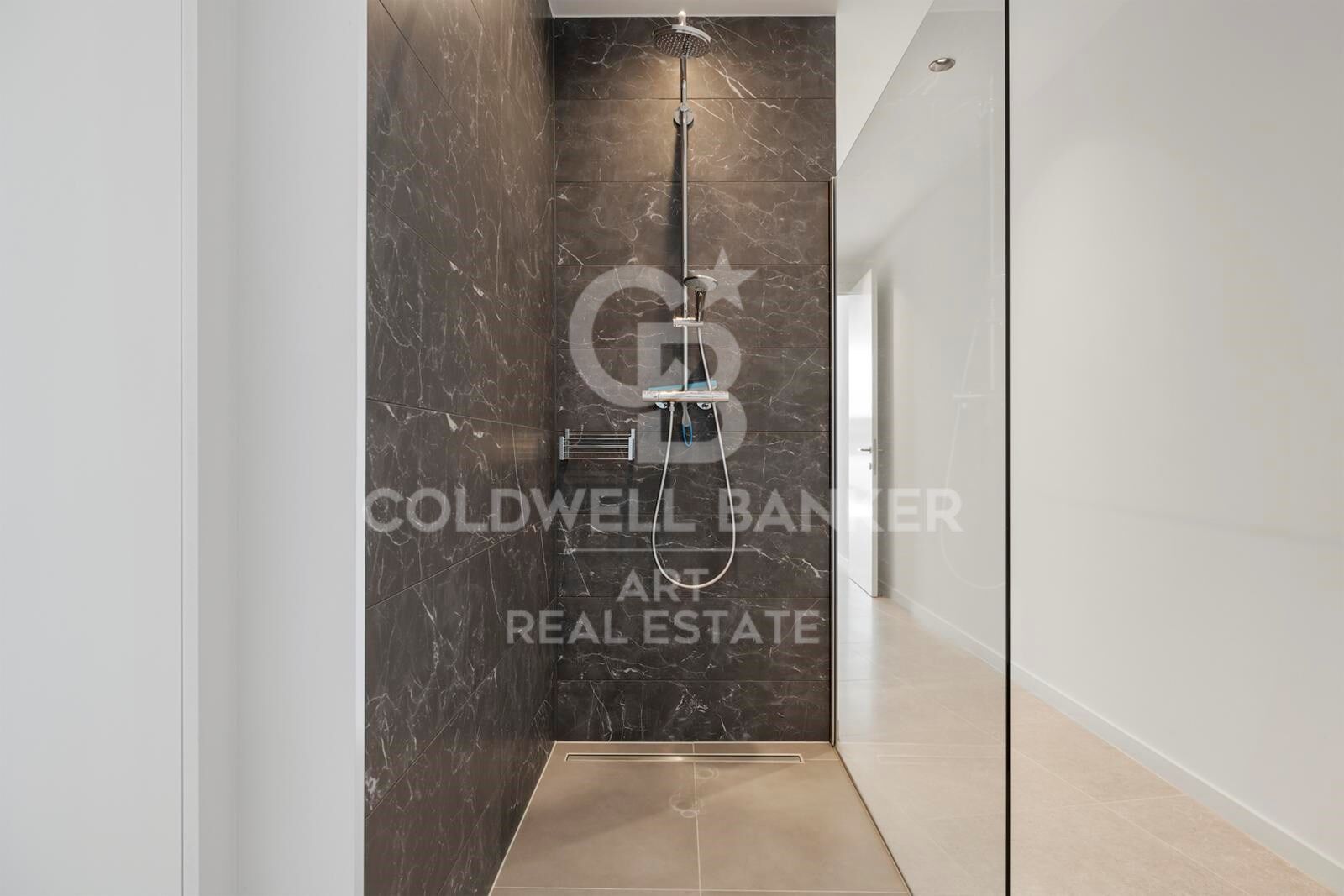 Elegante villa contemporánea en primera línea de golf con vistas al mar en La Alquería, Benahavís