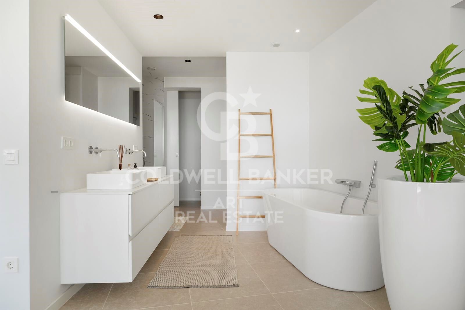 Elegant contemporary villa in frontline golf with sea views in La Alquería, Benahavís