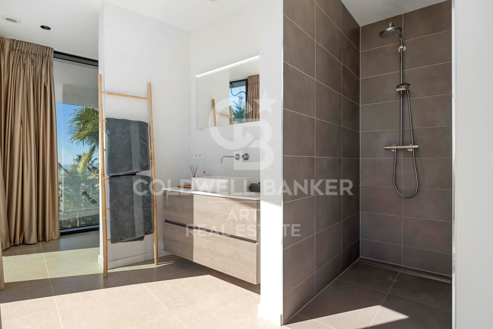 Elegant contemporary villa in frontline golf with sea views in La Alquería, Benahavís