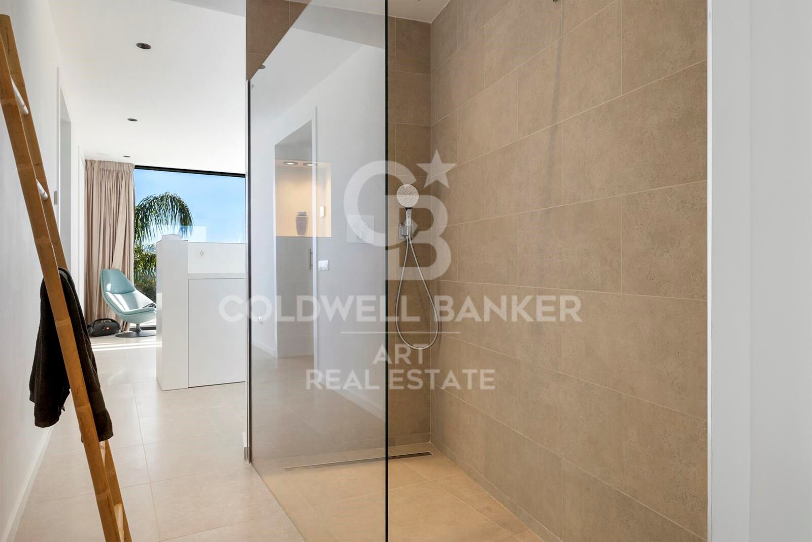 Elegante, moderne Villa mit Blick auf das Meer und den Golfplatz in La Alquería, Benahavís