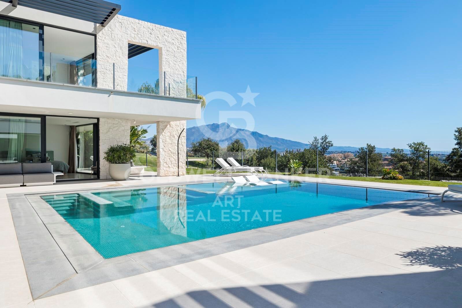 Elegant contemporary villa in frontline golf with sea views in La Alquería, Benahavís