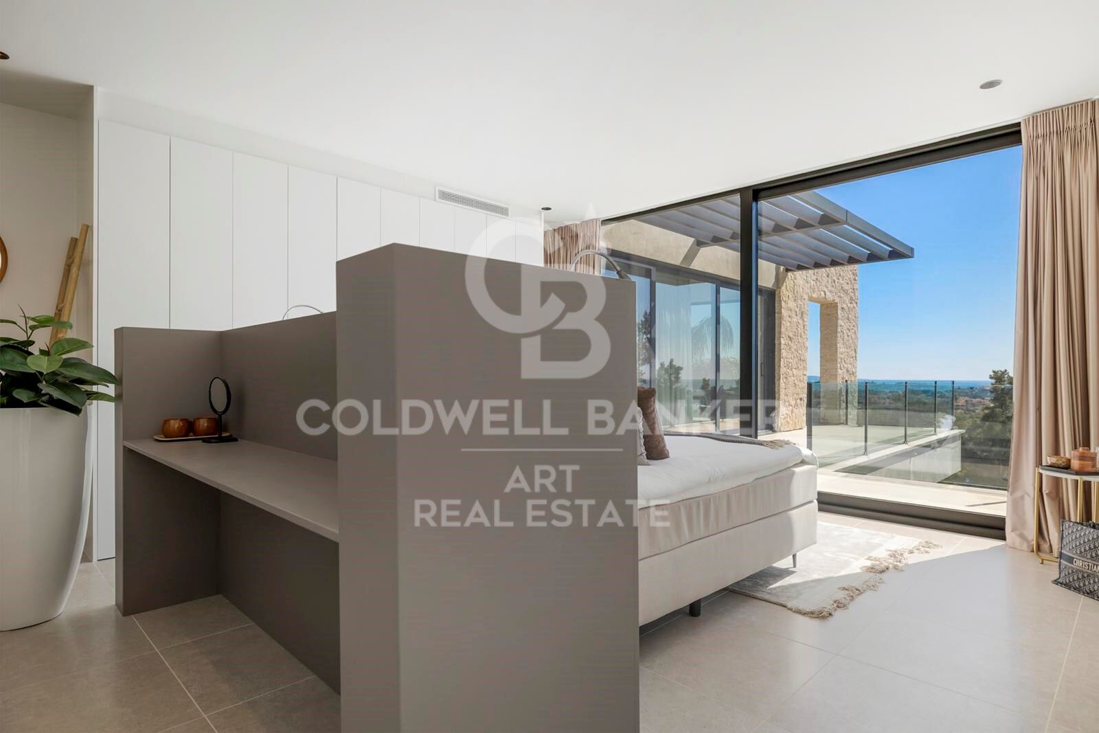 Elegant contemporary villa in frontline golf with sea views in La Alquería, Benahavís